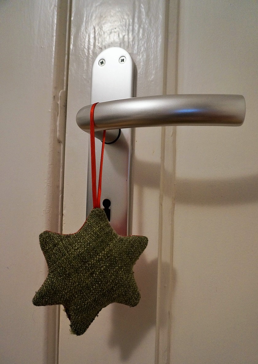 Weihnachtsstern aus Stoffresten - zum Beispiel als Anhänger für die Tür