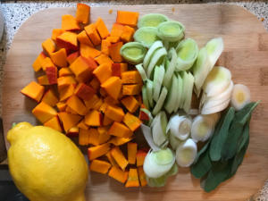 Vorbereitung für Pasta mit Kürbis und Salbei